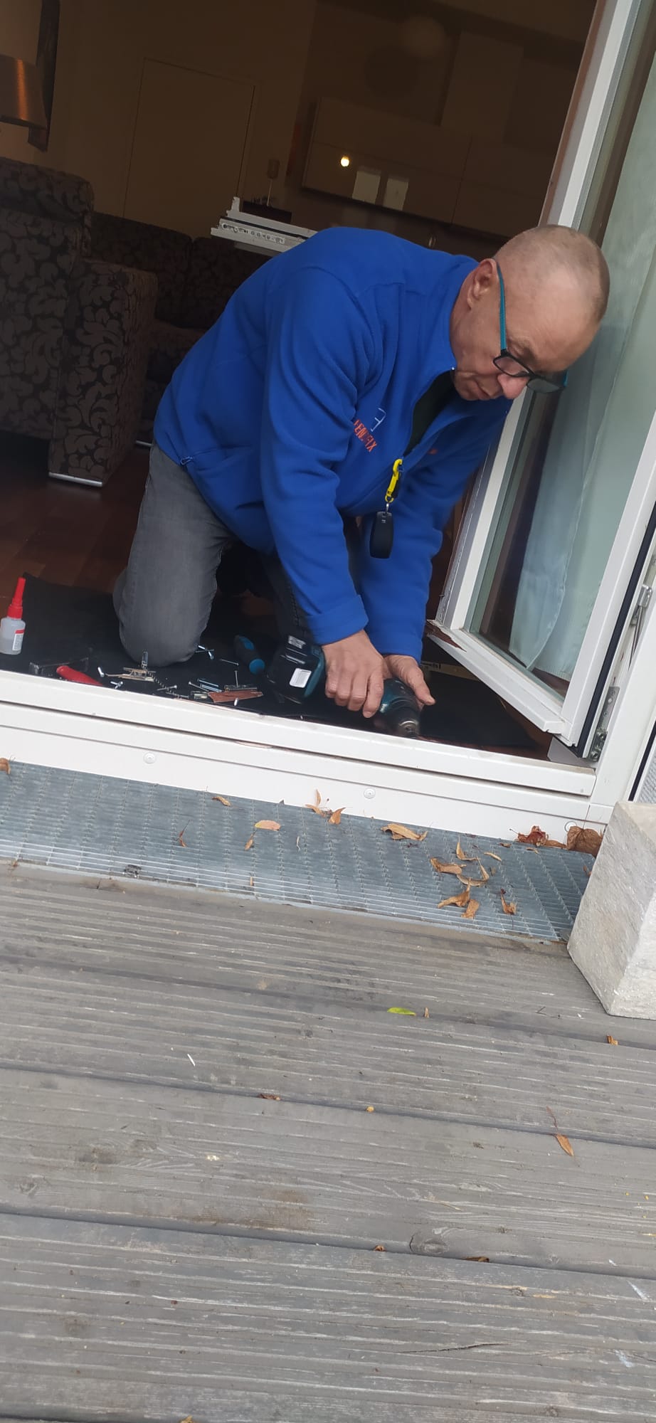 FensterFix-Techniker repariert ein Fenster an einer Terrasse